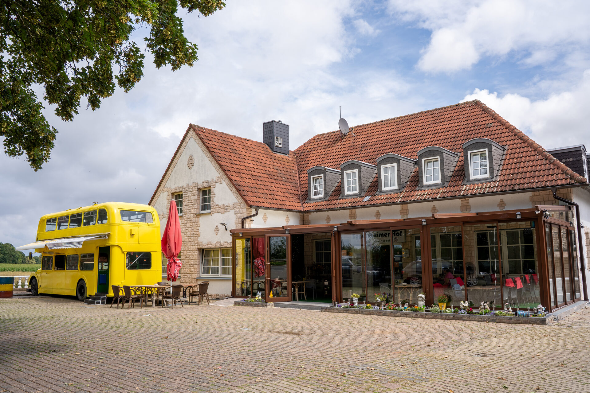 Eggersheimer Hof with the yellow double-decker bus