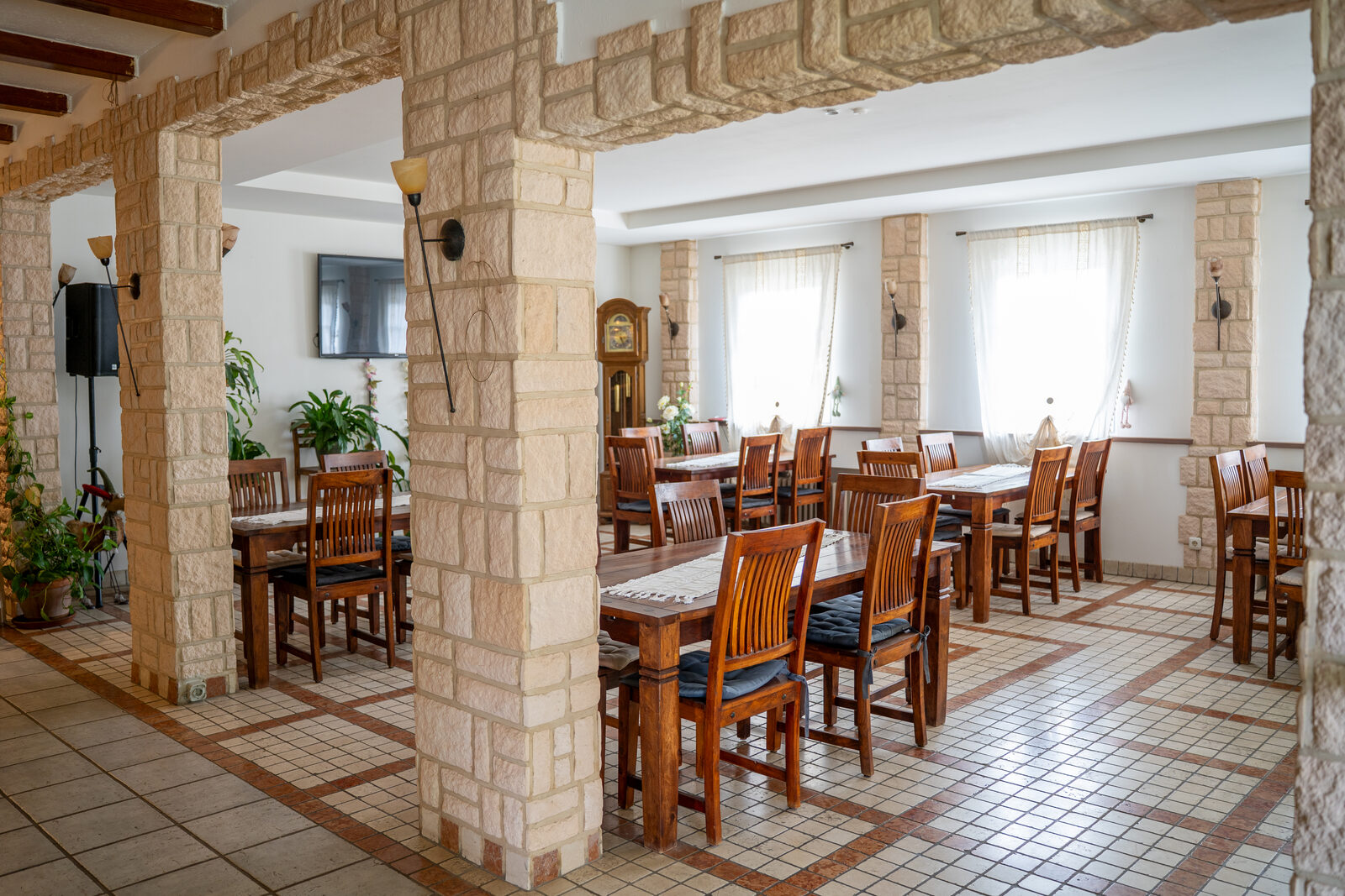 Restaurant with stone arches at Eggersheimer Hof